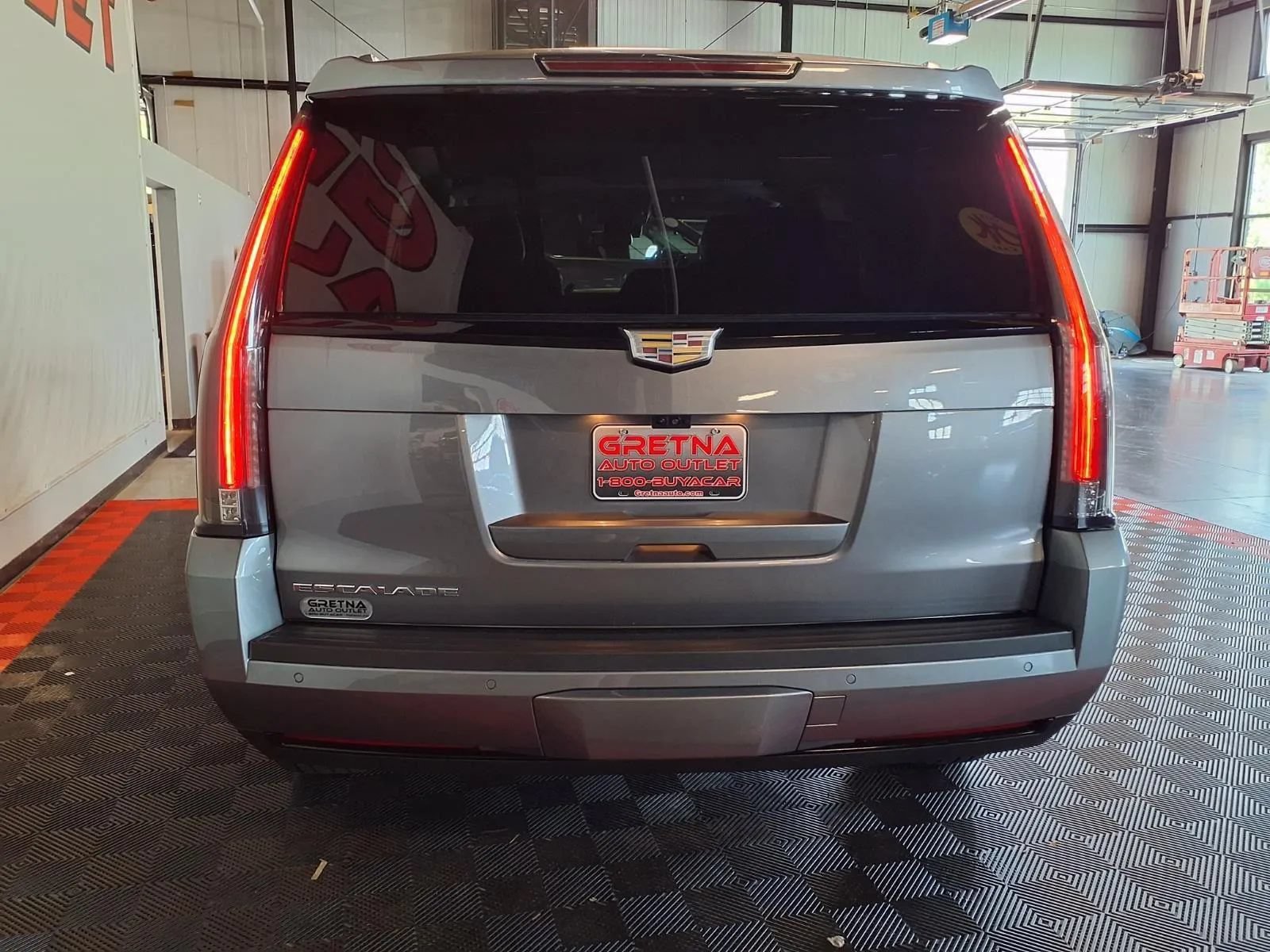 Used 2020 Cadillac Escalade Luxury w/ Escalade Sport Edition AWD/4WD image 6