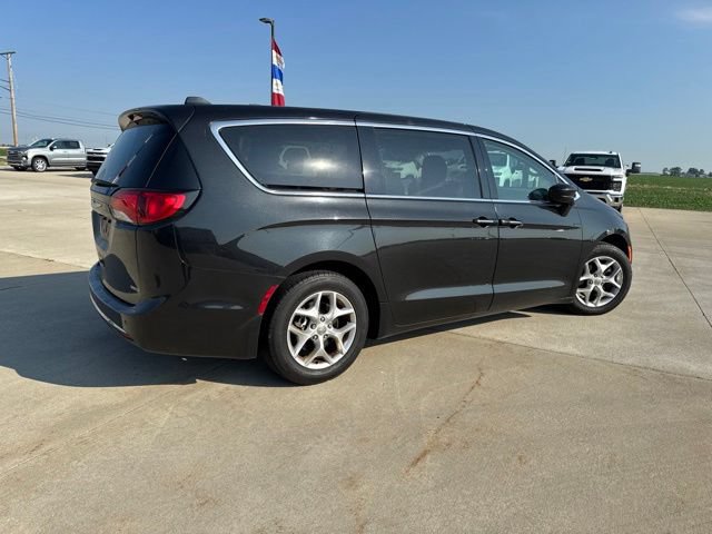 Used 2018 Chrysler Pacifica Touring Plus w/ Tire & Wheel Group FWD image 9