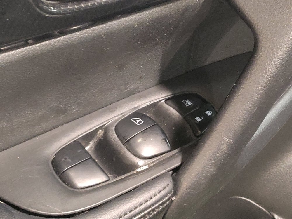 Used 2018 Nissan Rogue SL FWD image 27