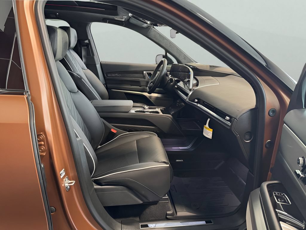 New 2027 Cadillac Vistiq Luxury w/ LPO, Floor Liner Package AWD/4WD image 17