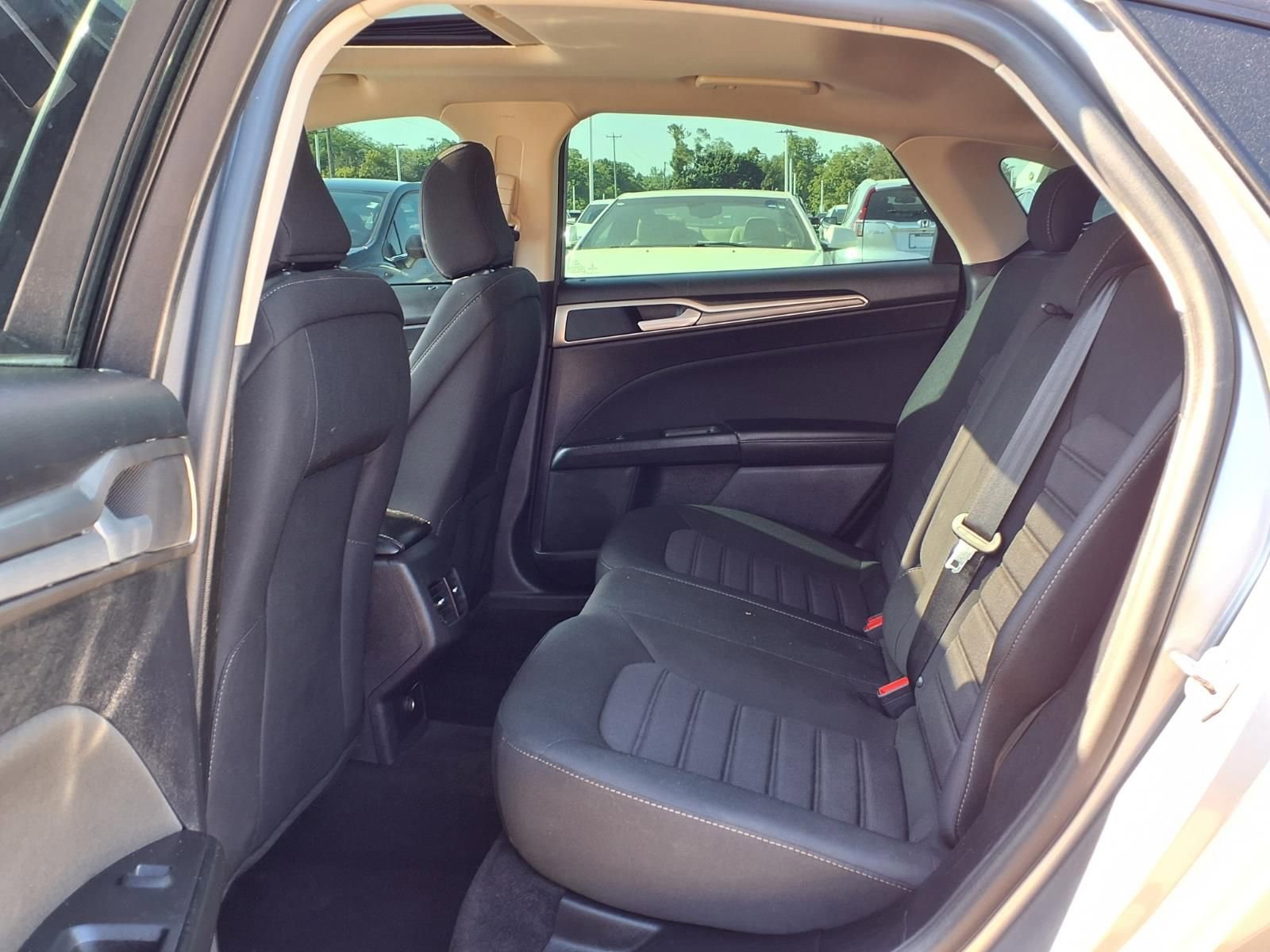 Used 2020 Ford Fusion SE FWD image 11