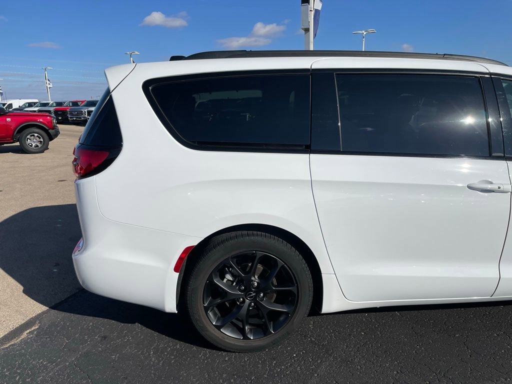 Used 2025 Chrysler Pacifica Limited image 38