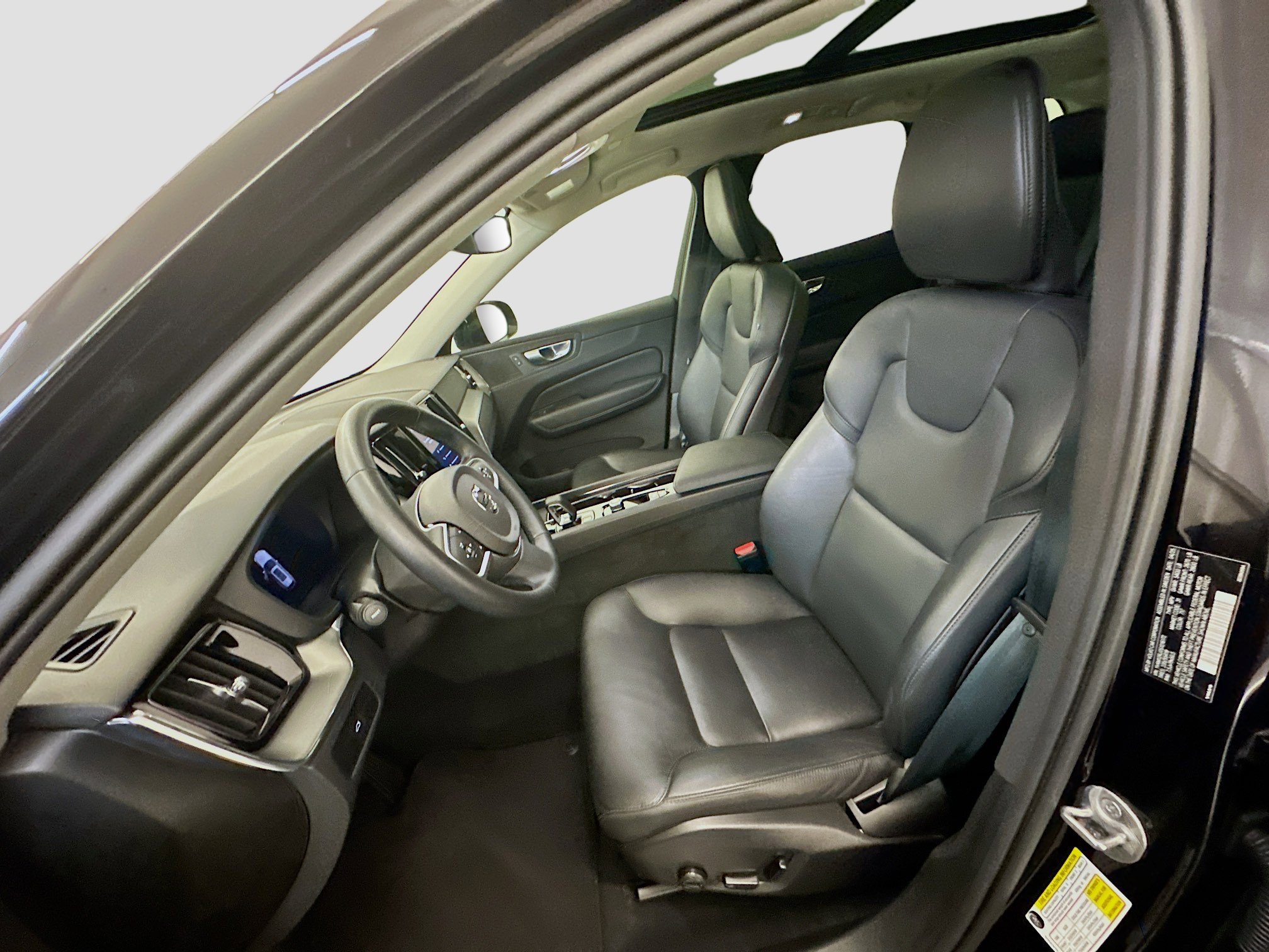 Used 2025 Volvo XC60 B5 Core AWD/4WD image 13