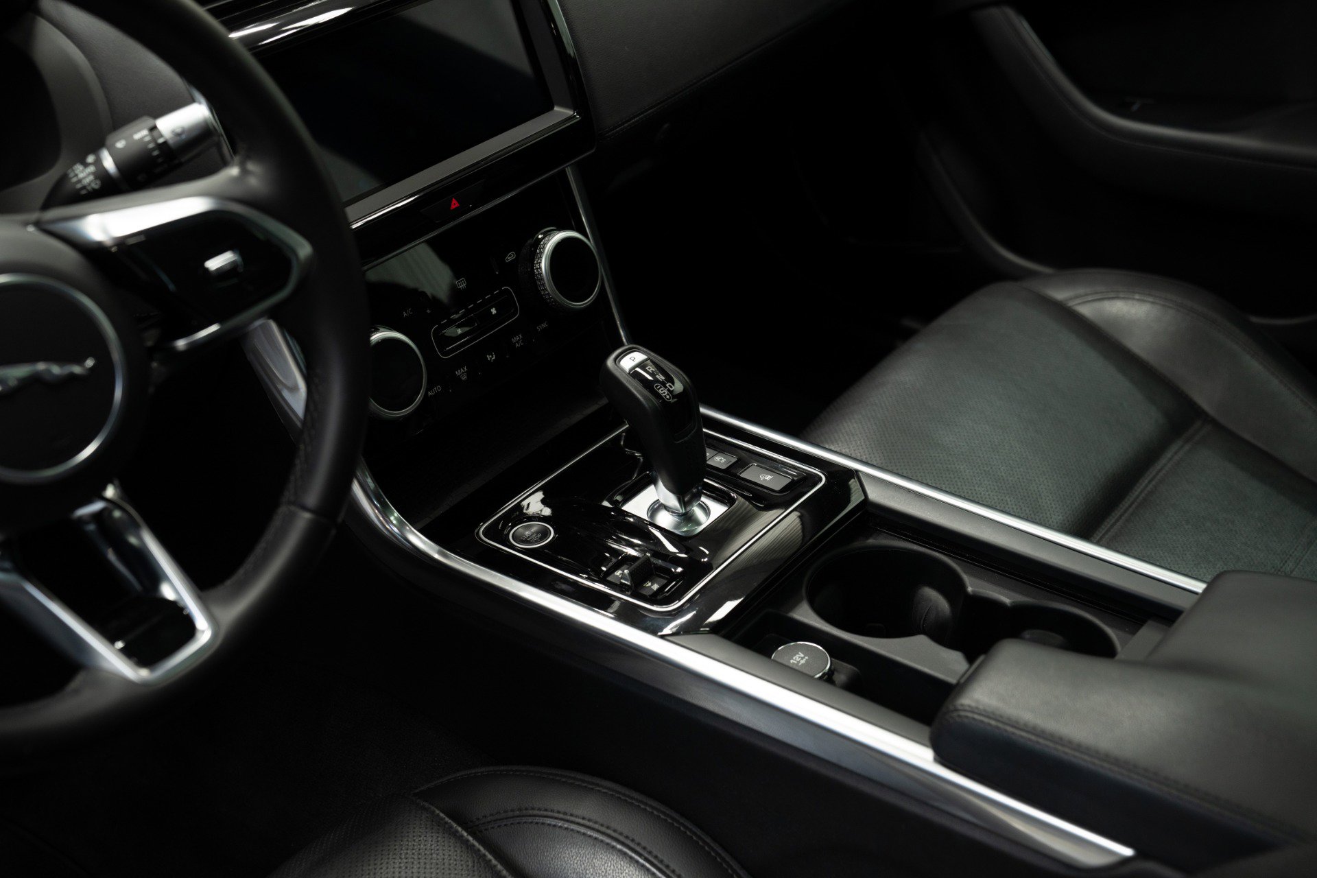 Used 2020 Jaguar XE S image 18