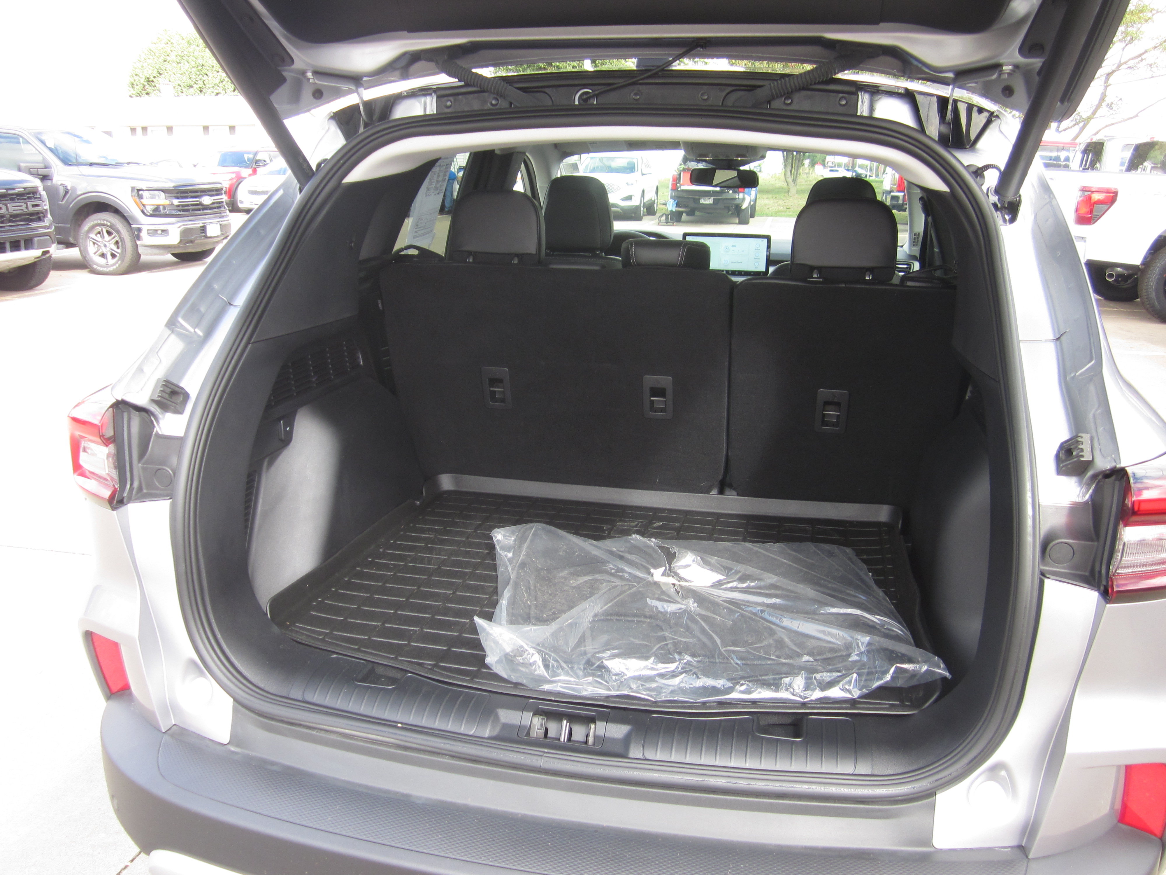 Used 2024 Ford Escape Platinum w/ Class II Trailer Tow Package AWD/4WD image 10