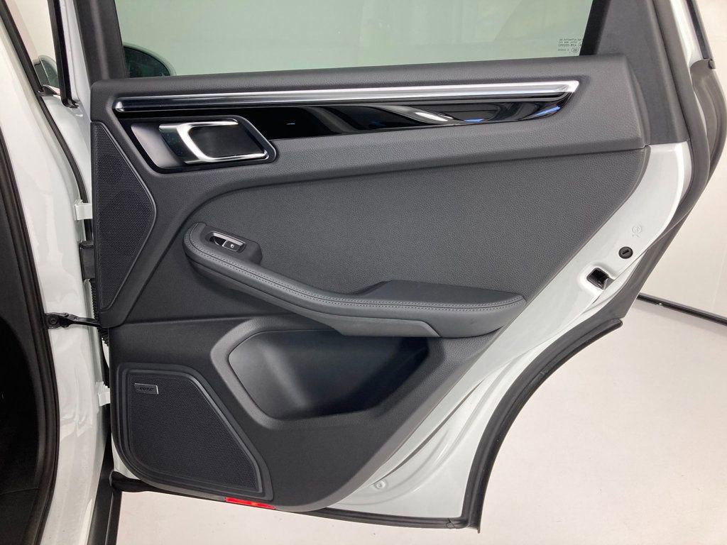 Certified 2022 Porsche Macan AWD/4WD image 17