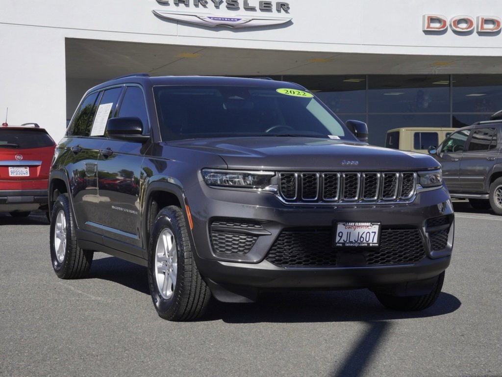 Certified 2022 Jeep Grand Cherokee Laredo w/ Luxury Tech Group I image 2