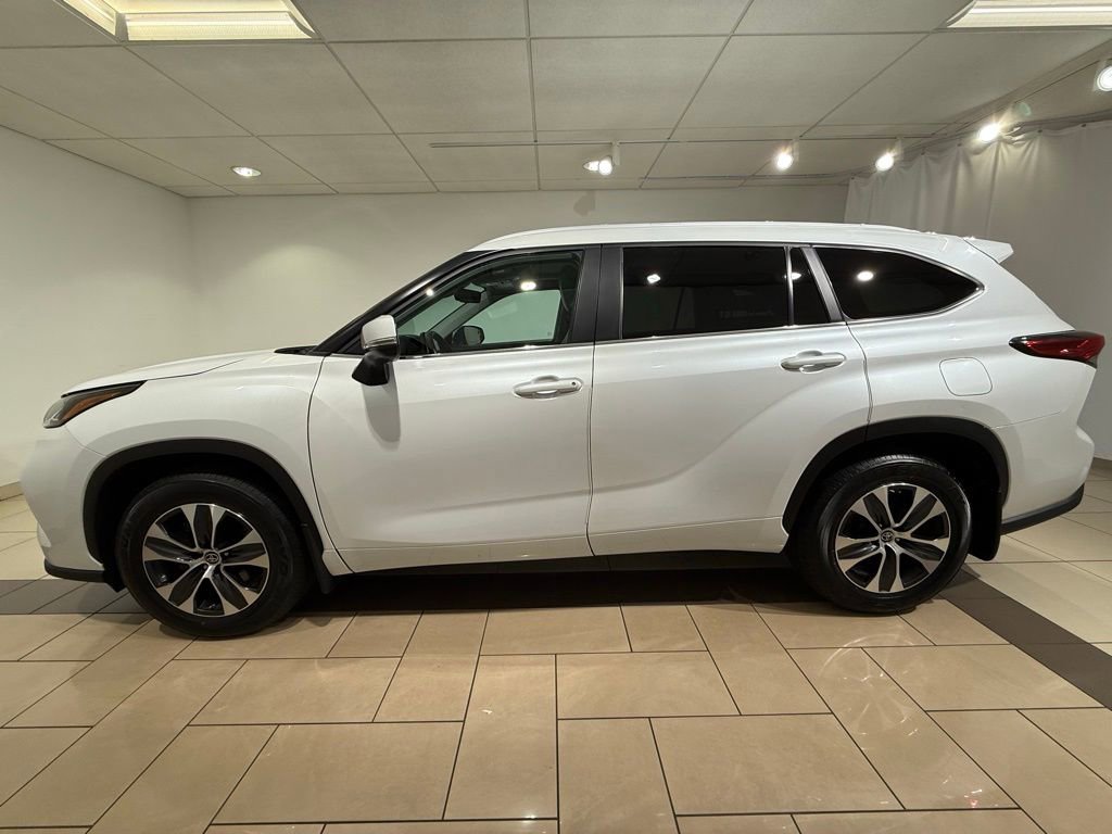 Used 2023 Toyota Highlander XLE AWD/4WD image 2