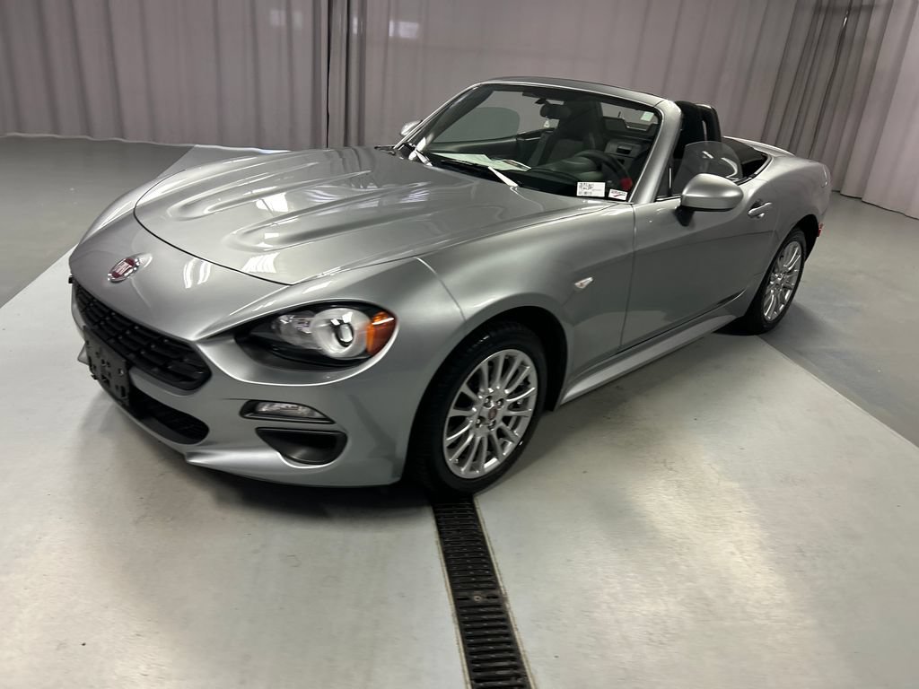 Used 2017 FIAT 124 Spider Classica RWD image 3