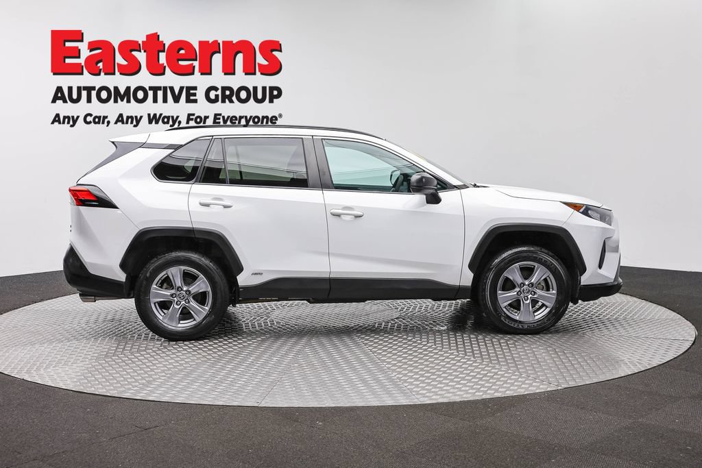 Used 2022 Toyota RAV4 LE AWD/4WD image 4