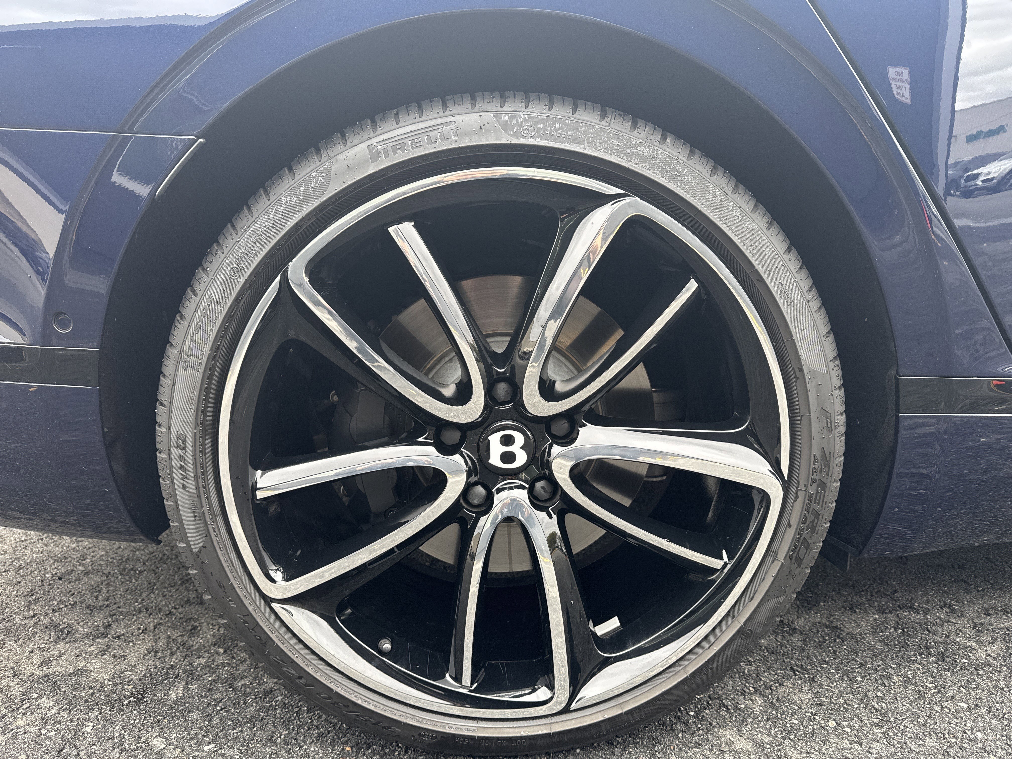 Used 2024 Bentley Flying Spur V8 image 11