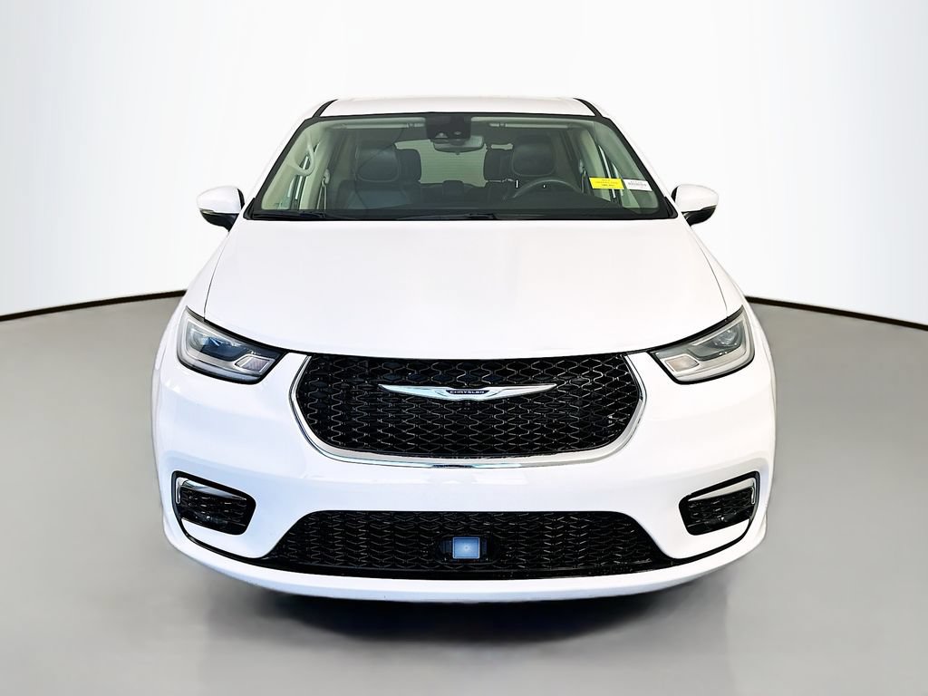 Used 2023 Chrysler Pacifica Touring-L FWD image 2