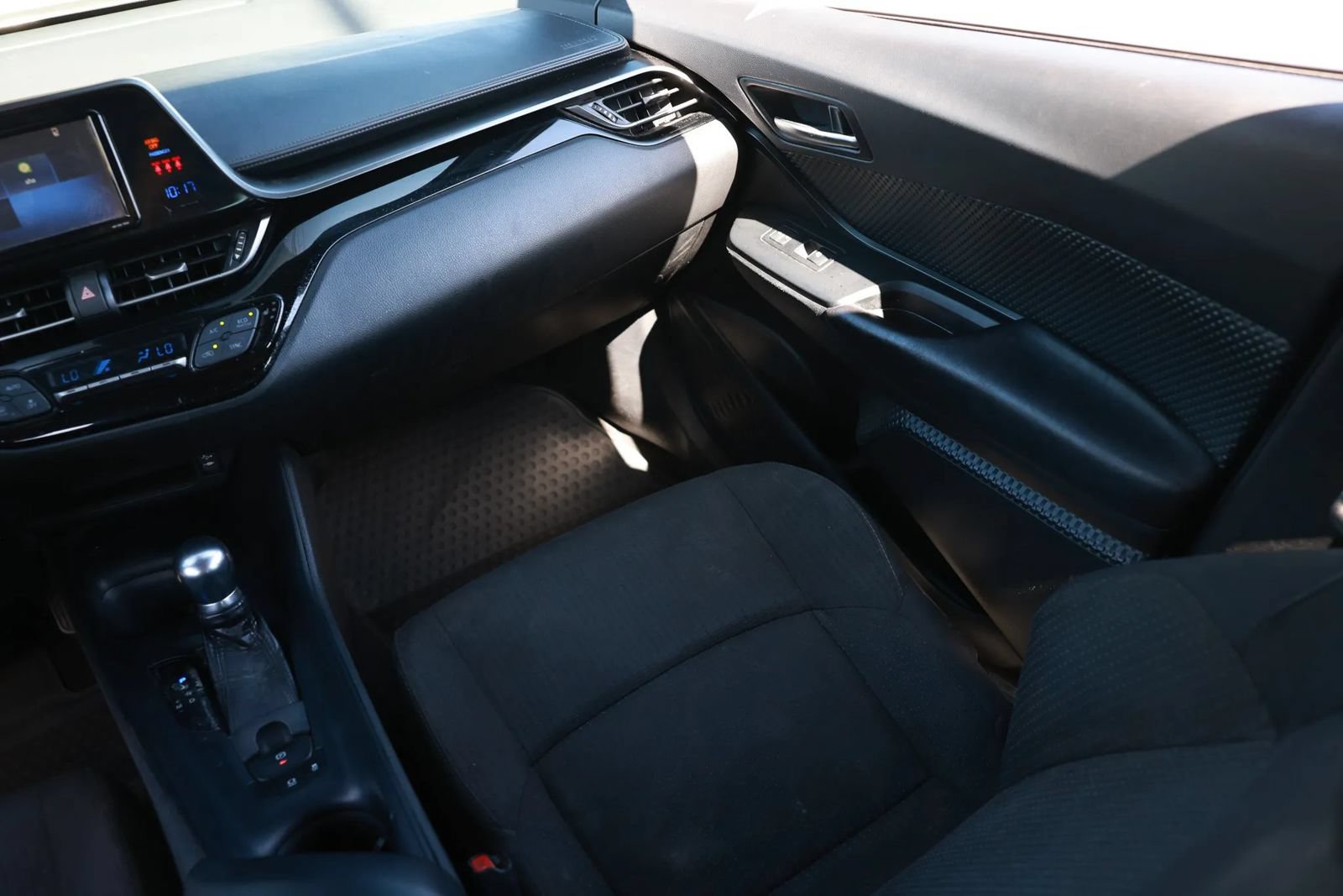 Used 2018 Toyota C-HR XLE FWD image 13