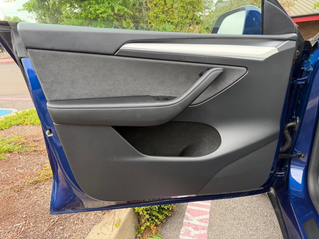 Used 2025 Tesla Model Y Long Range AWD/4WD image 11