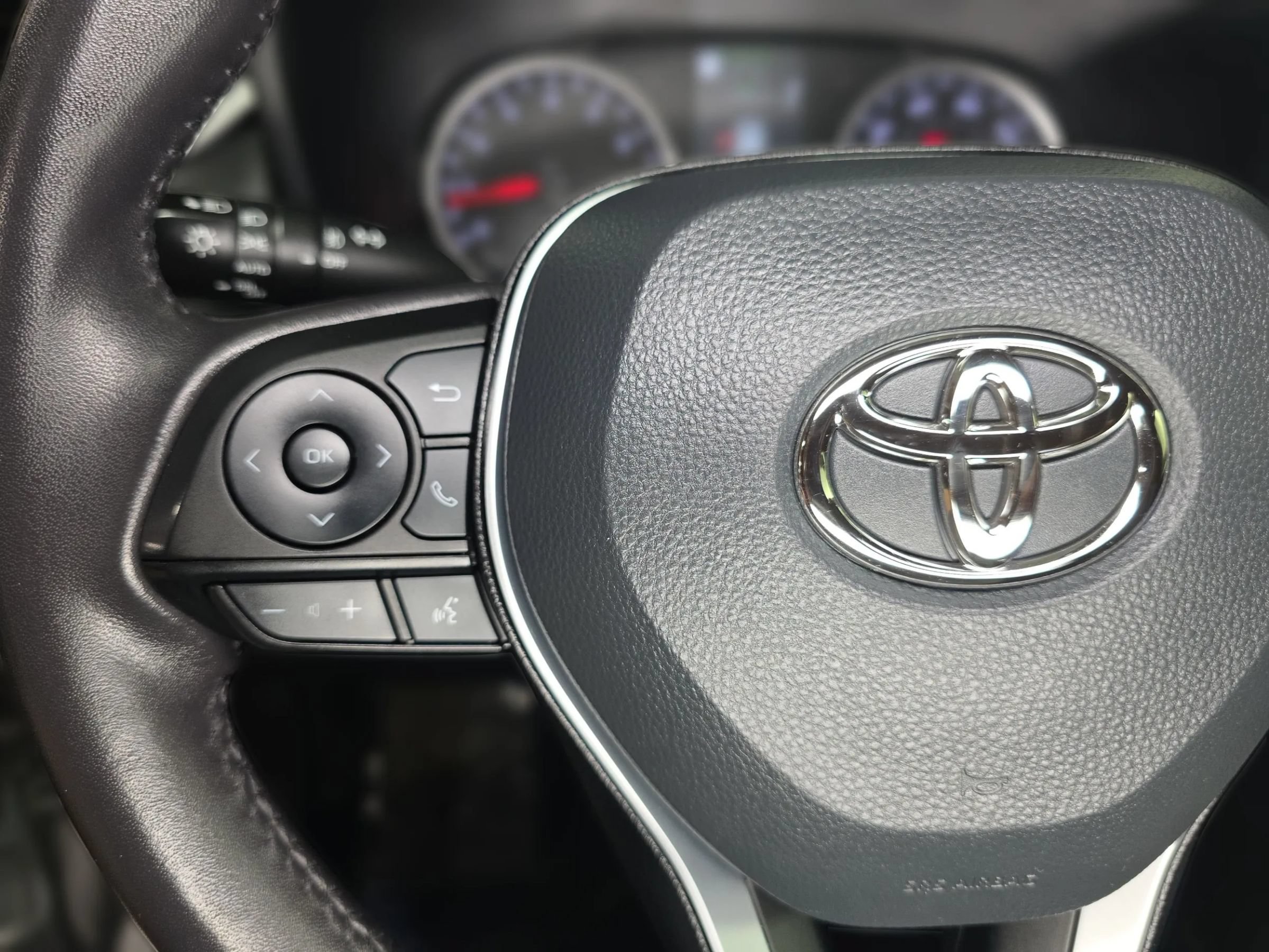 Used 2022 Toyota RAV4 XLE Premium FWD image 28