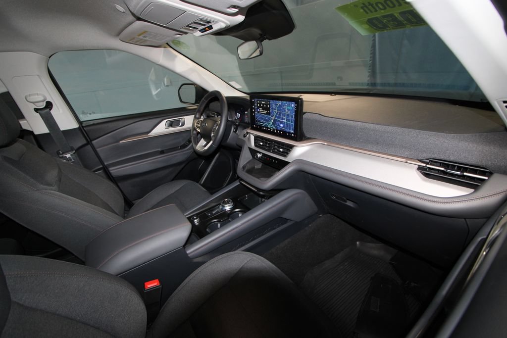 Used 2025 Ford Explorer Active AWD/4WD image 19