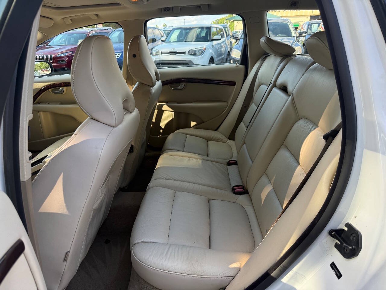 Used 2008 Volvo V70 FWD image 9