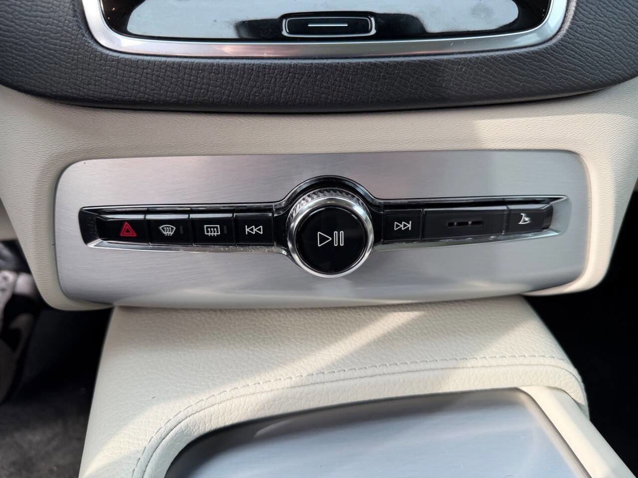 Used 2016 Volvo XC90 T5 Momentum AWD/4WD image 36