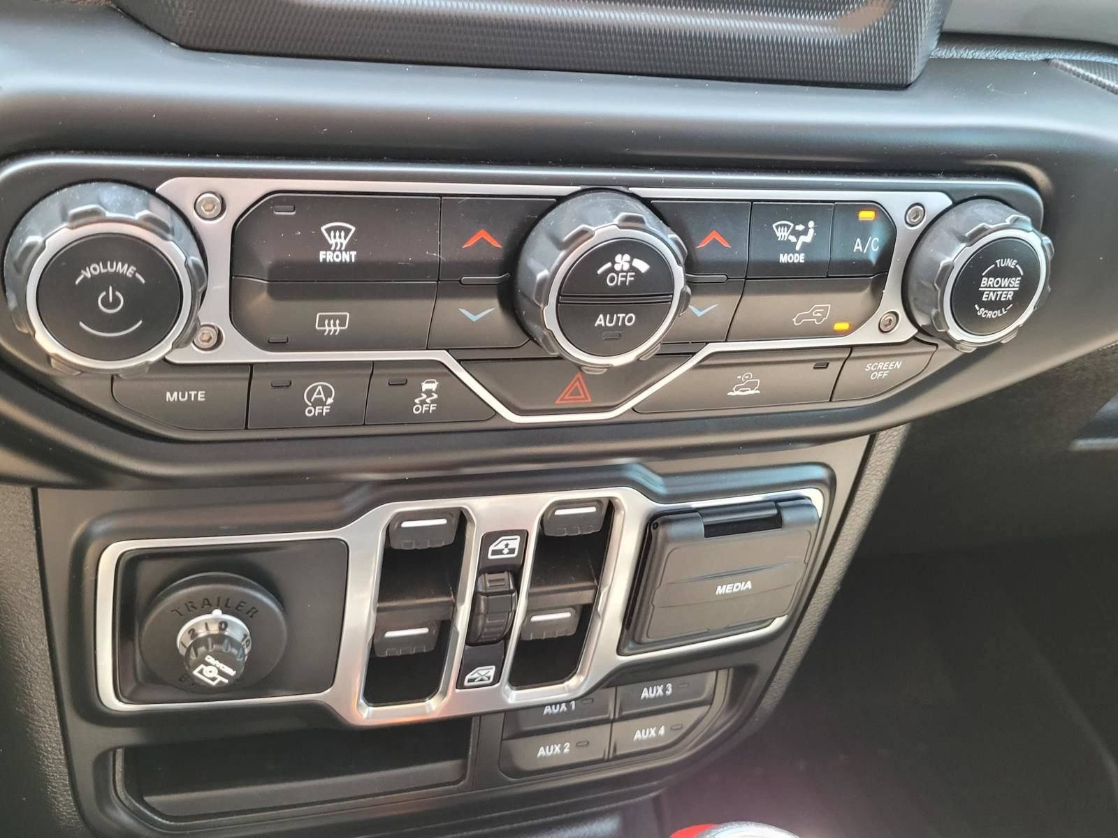 Used 2021 Jeep Gladiator Sport AWD/4WD image 25
