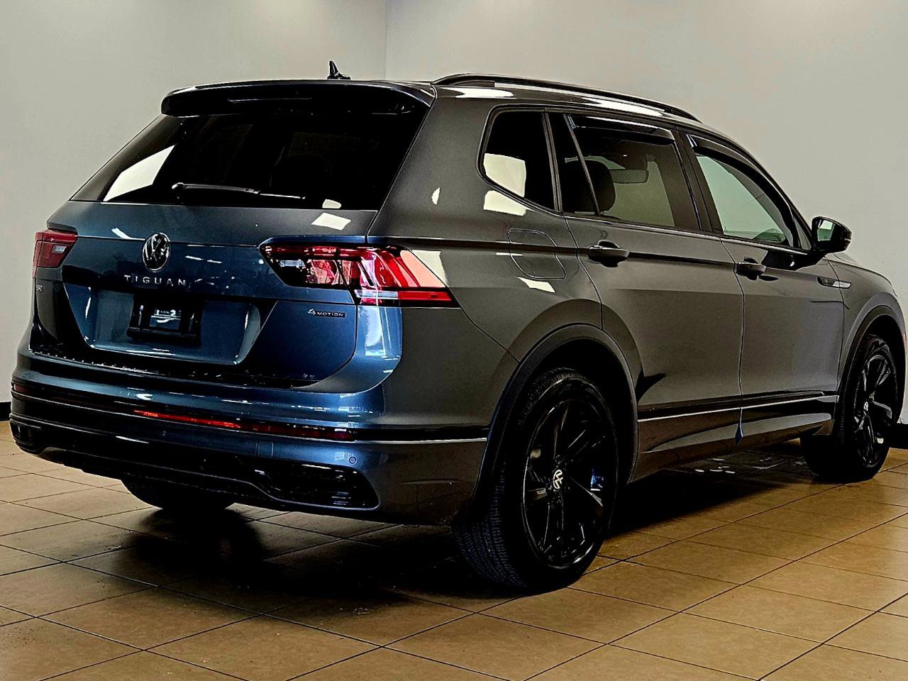 Used 2024 Volkswagen Tiguan SE R-Line image 4