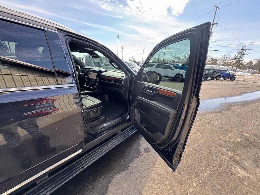 Used 2025 GMC Yukon Denali w/ Sun & Power Step Package image 31