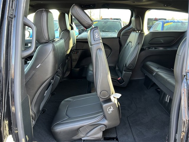 Certified 2026 Chrysler Pacifica Select w/ S Appearance Package image 5
