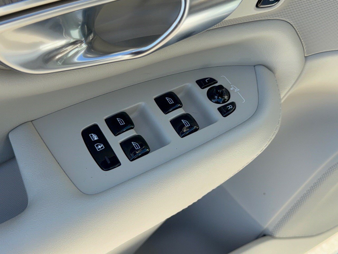 Certified 2025 Volvo XC90 T8 Ultra w/ Protection Package Premier AWD/4WD image 15