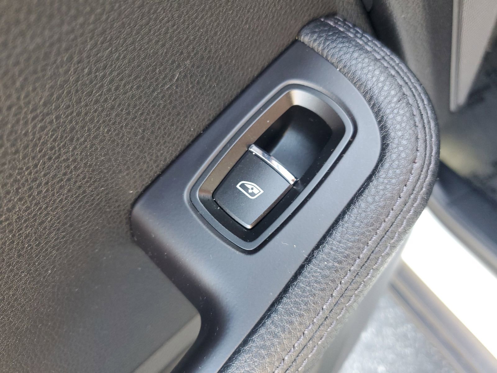 Used 2022 Porsche Macan AWD/4WD image 16