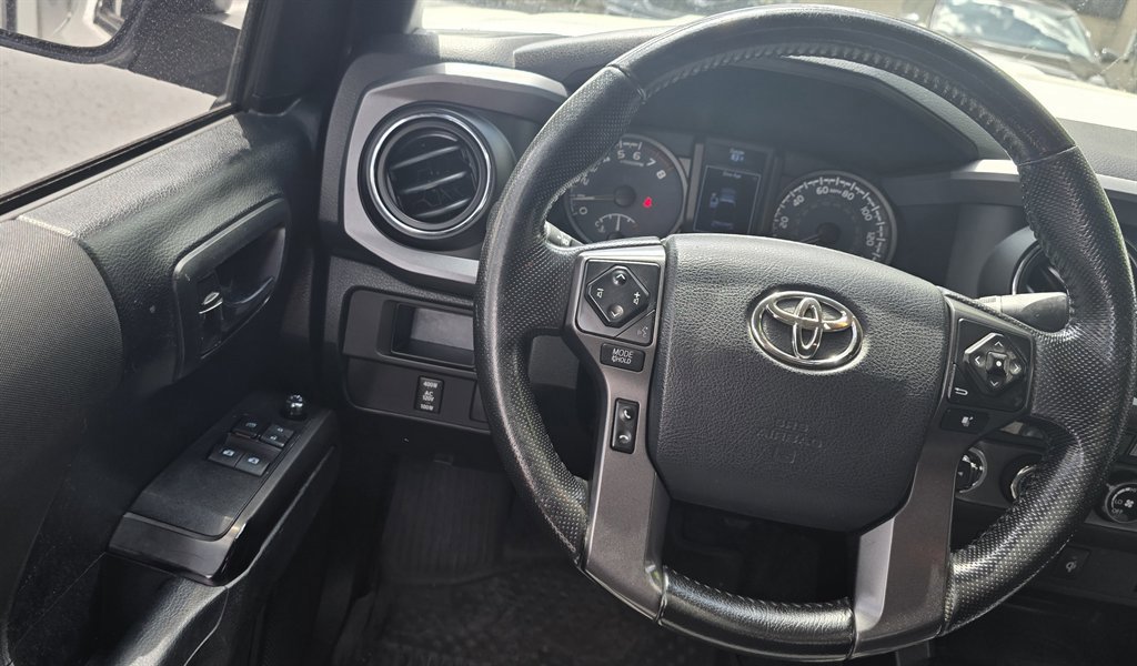 Used 2016 Toyota Tacoma TRD Sport w/ Towing Package AWD/4WD image 20