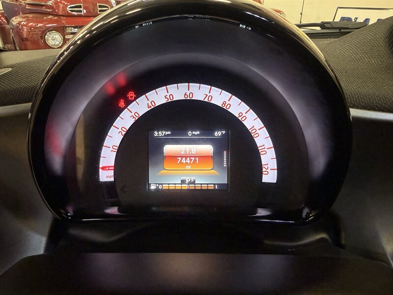 Used 2017 smart fortwo passion RWD image 21