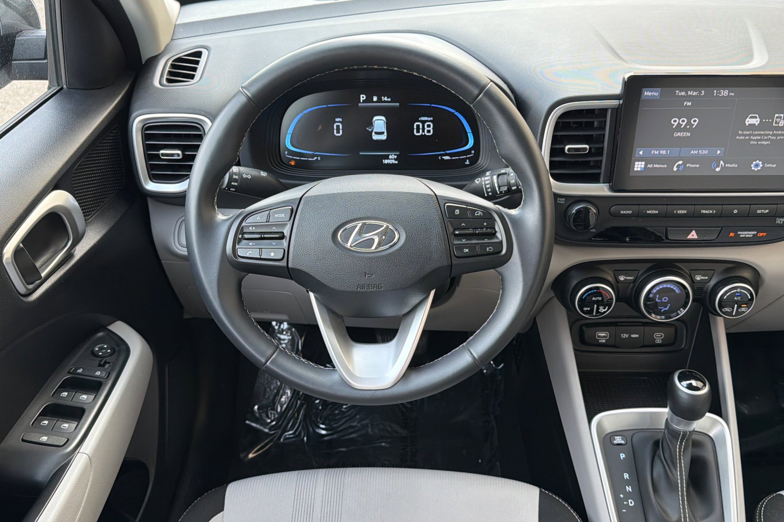 Used 2025 Hyundai Venue SEL image 14