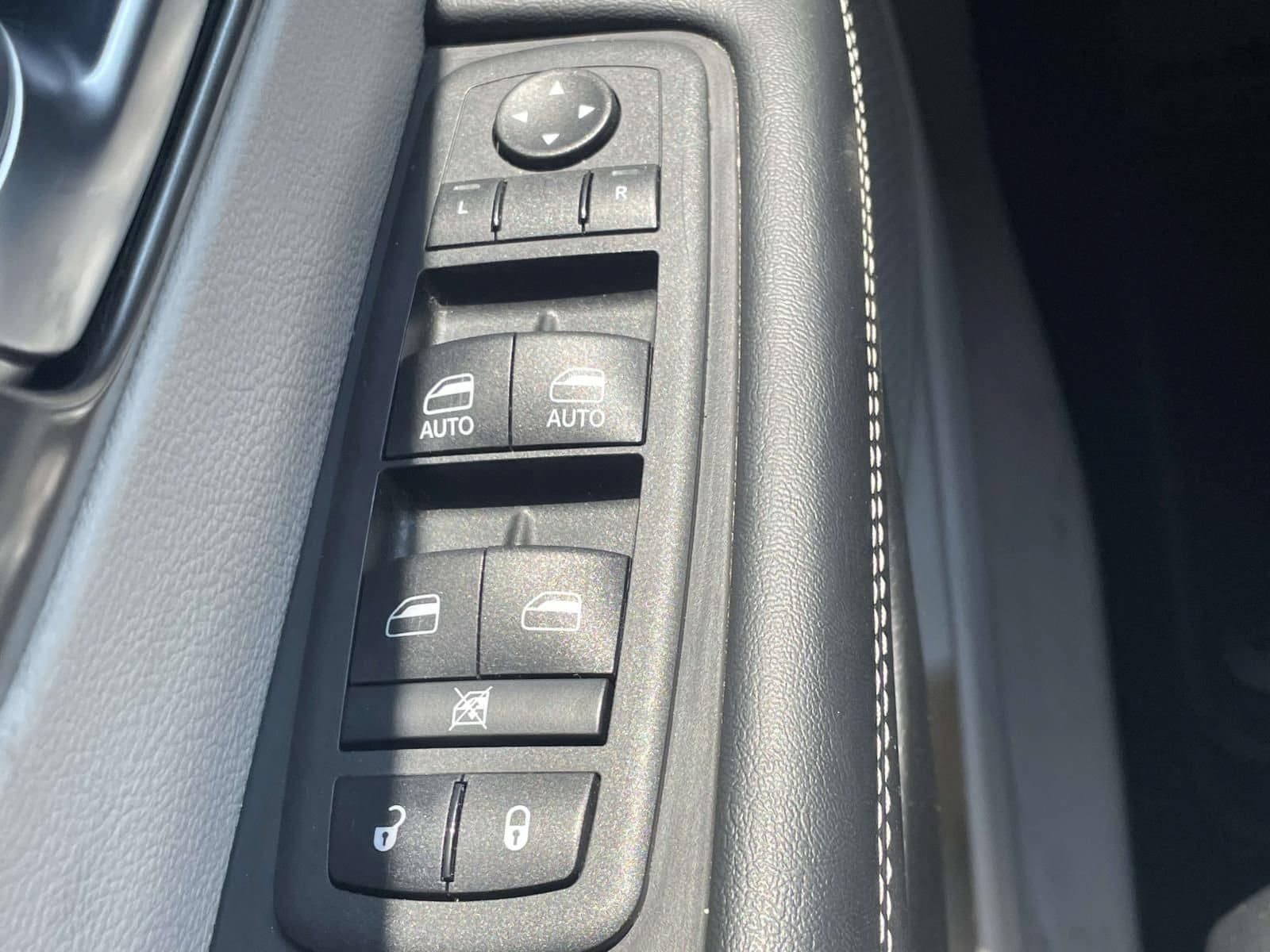 Used 2023 Chrysler Pacifica Touring-L FWD image 23