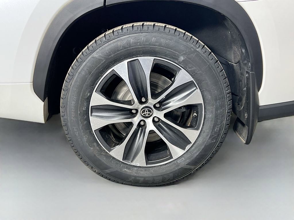 Used 2023 Toyota Highlander XLE AWD/4WD image 32