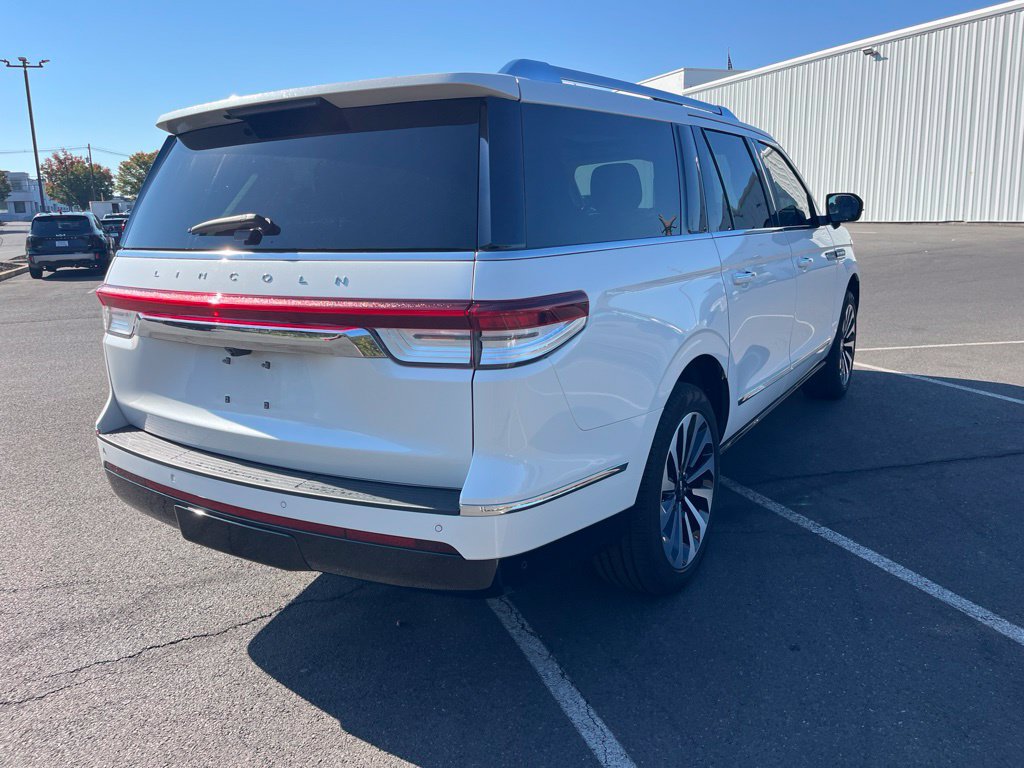 Used 2024 Lincoln Navigator L Reserve AWD/4WD image 4