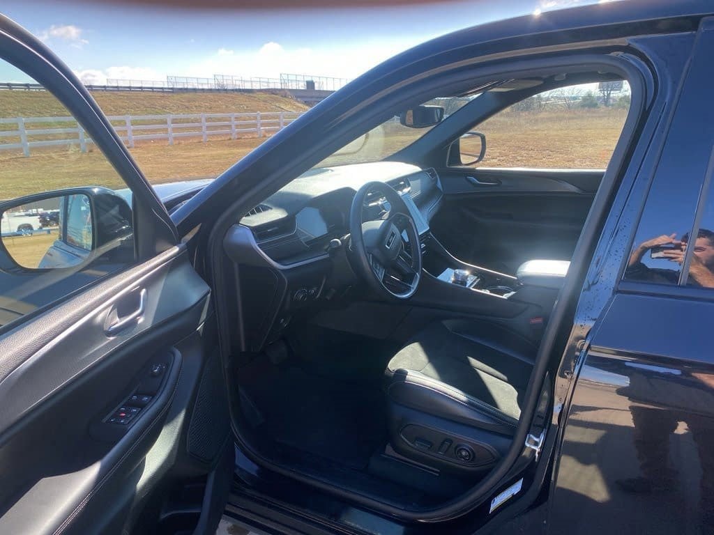 Used 2023 Jeep Grand Cherokee Altitude image 35