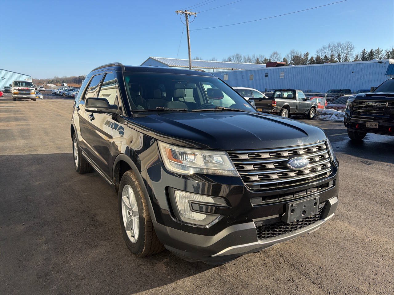 Used 2017 Ford Explorer XLT w/ Equipment Group 201A AWD/4WD image 4