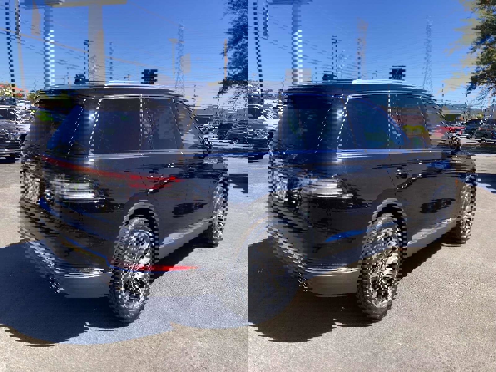 New 2025 Lincoln Aviator AWD w/ Equipment Group 101A image 3