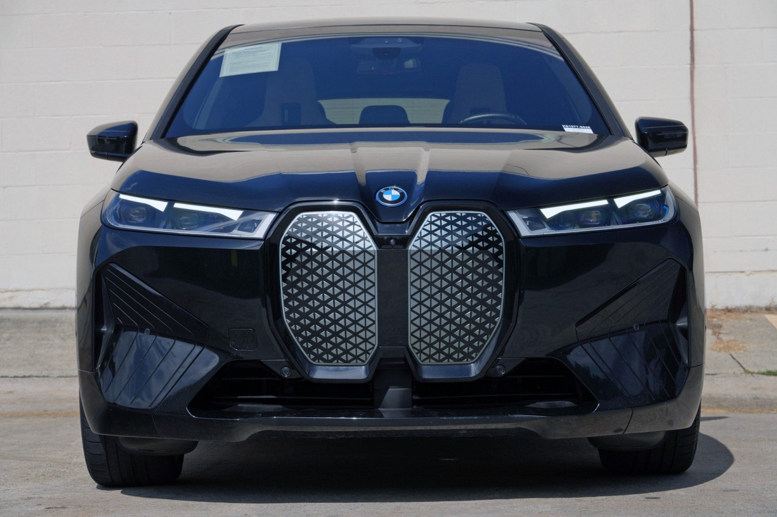 Used 2022 BMW iX xDrive50 w/ Sport Package AWD/4WD image 7