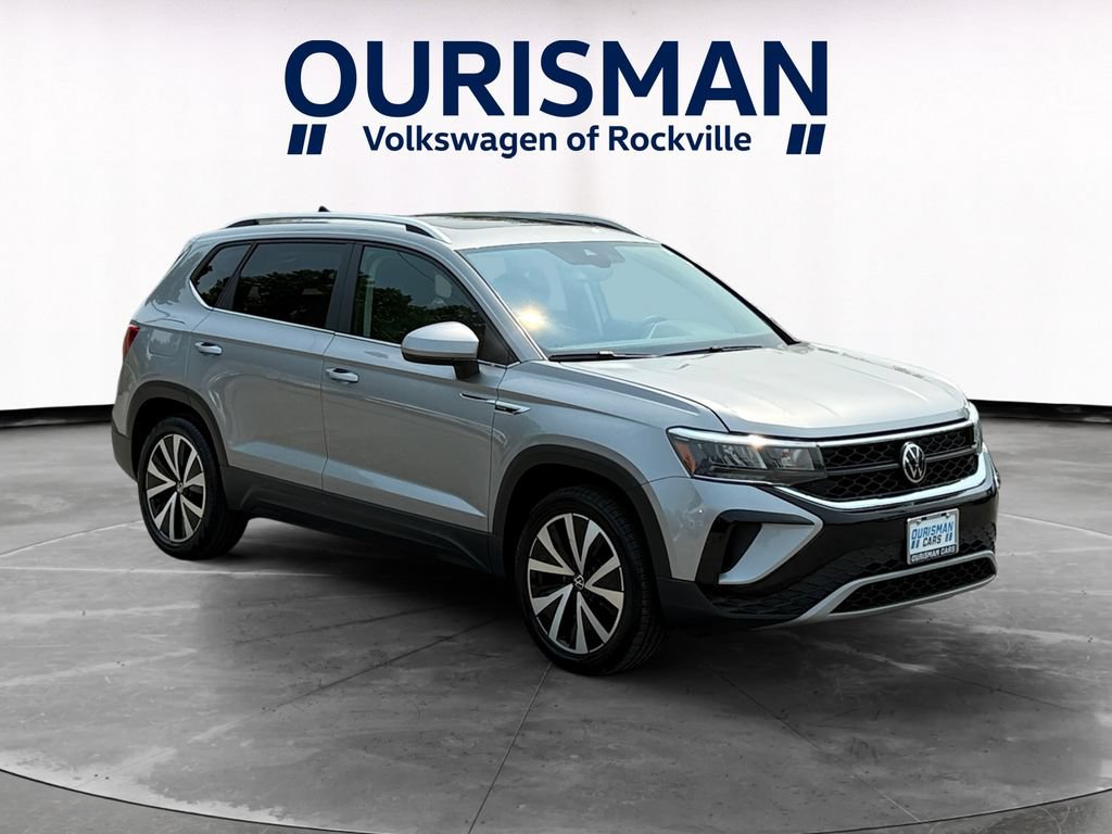 Used 2023 Volkswagen Taos SE w/ Panoramic Sunroof Package FWD image 1
