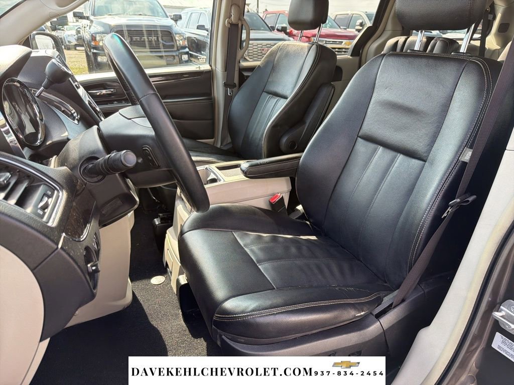 Used 2015 Chrysler Town & Country Touring image 10