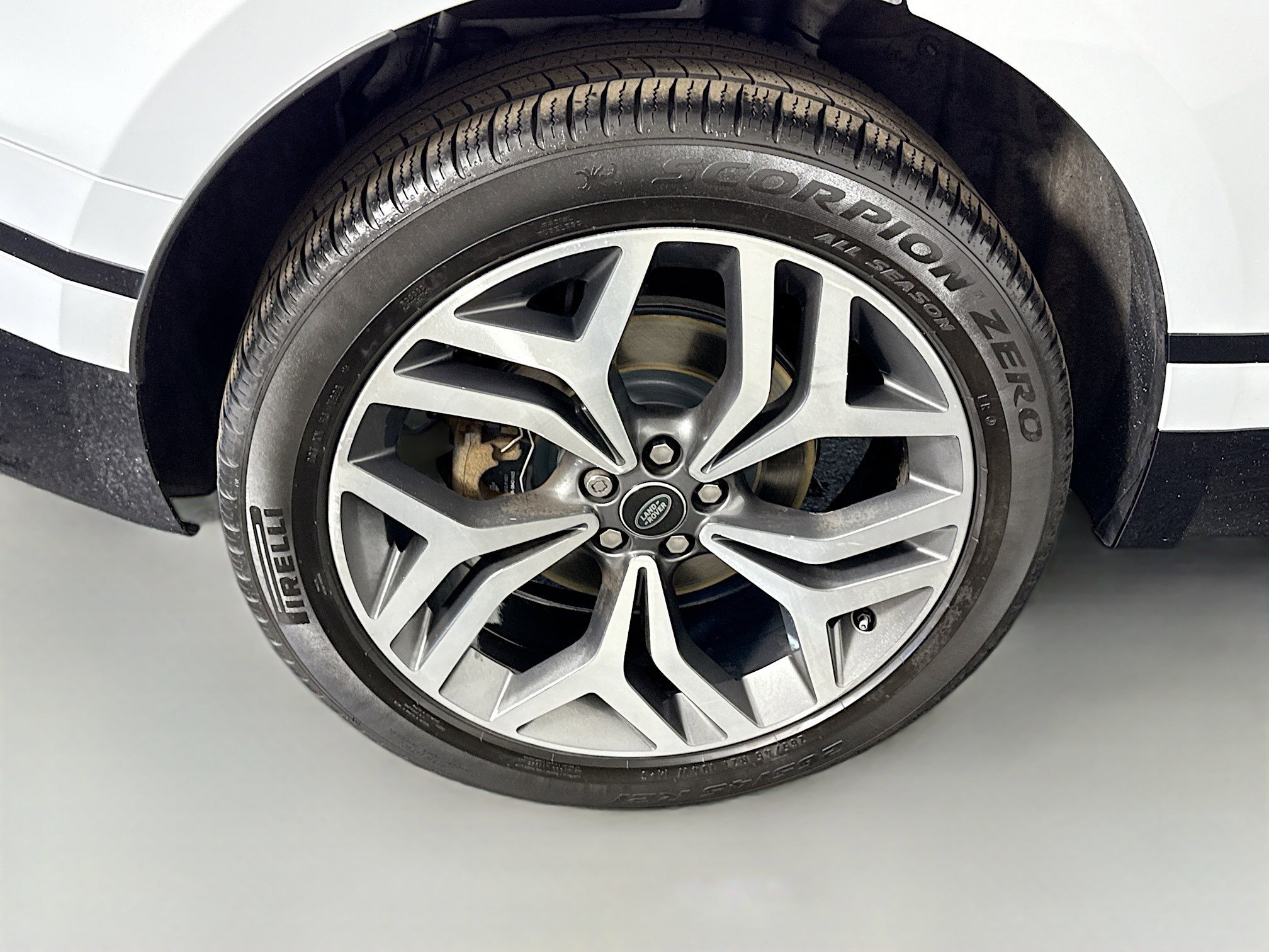 Used 2019 Land Rover Range Rover Velar R-Dynamic SE image 33