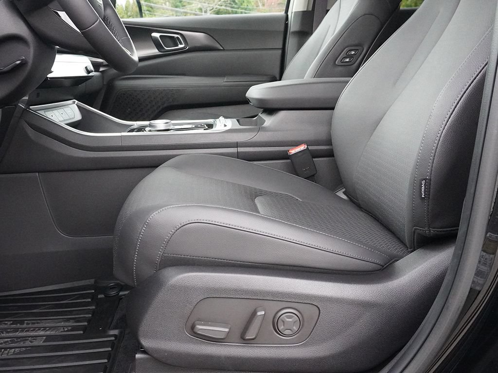 Used 2025 Kia Carnival SX Prestige FWD image 32