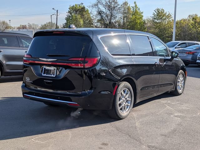 Used 2024 Chrysler Pacifica Touring-L FWD image 4