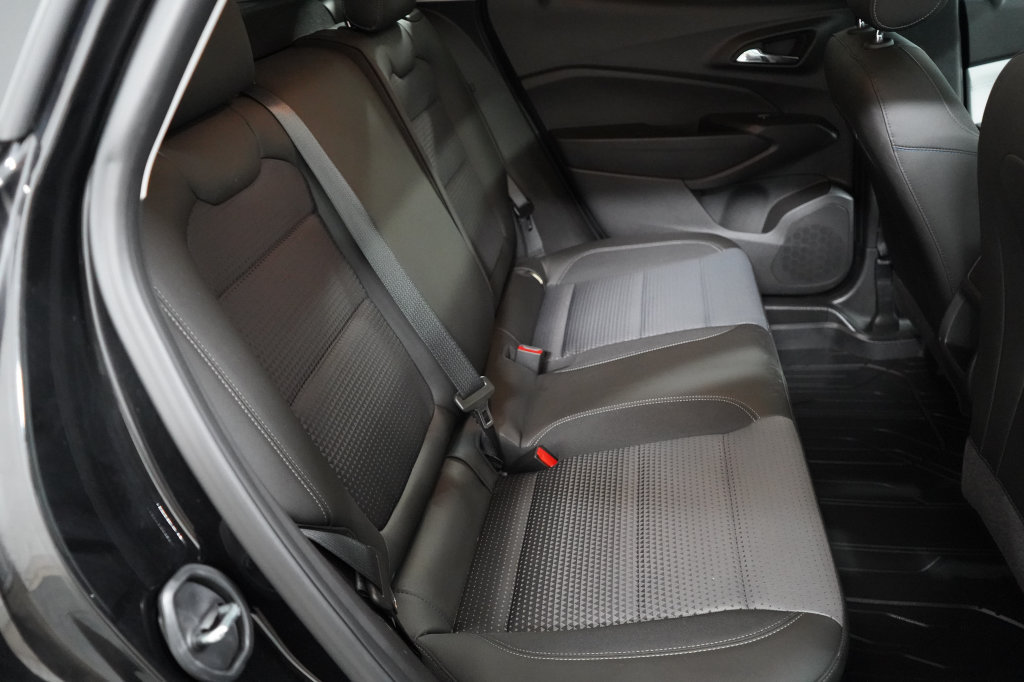 Used 2024 Chevrolet Trax LT w/ Sunroof Package FWD image 21