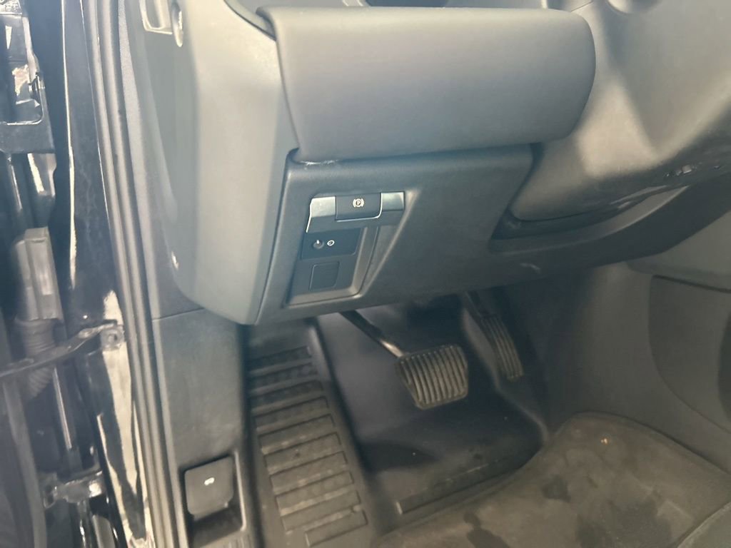 Used 2024 Land Rover Defender 130 X-Dynamic SE image 41