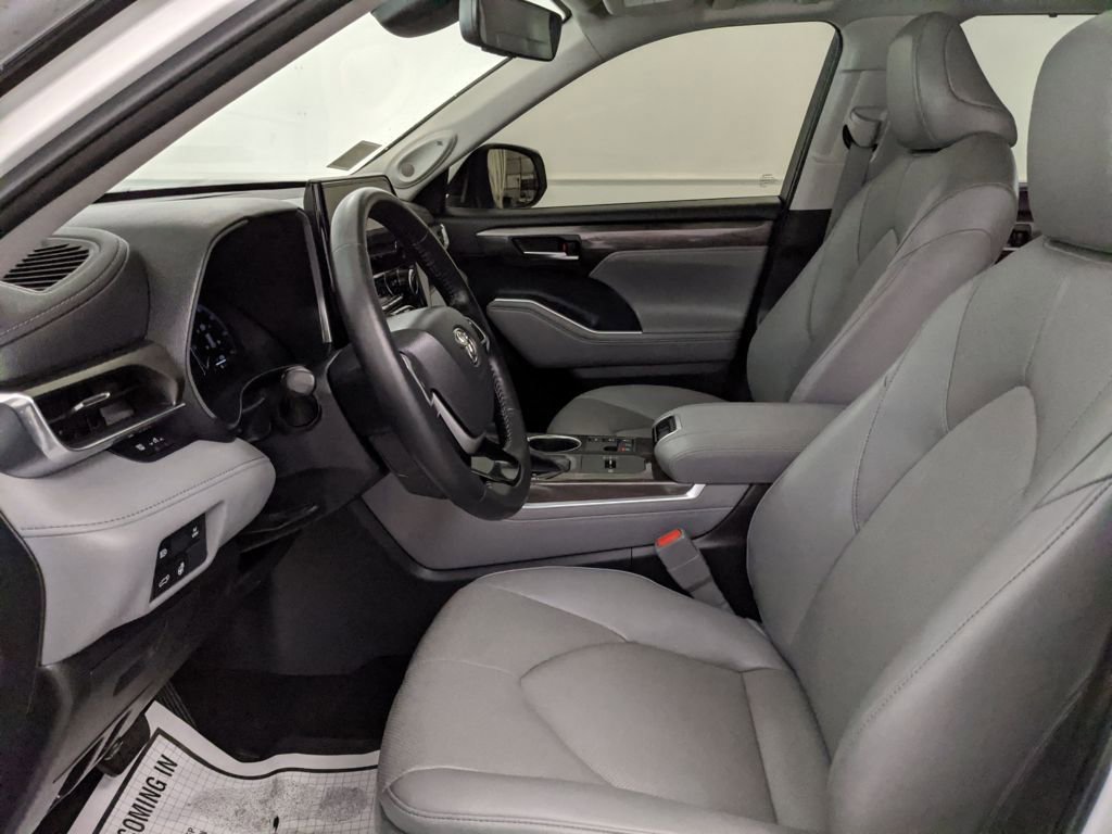 Used 2023 Toyota Highlander Limited image 22