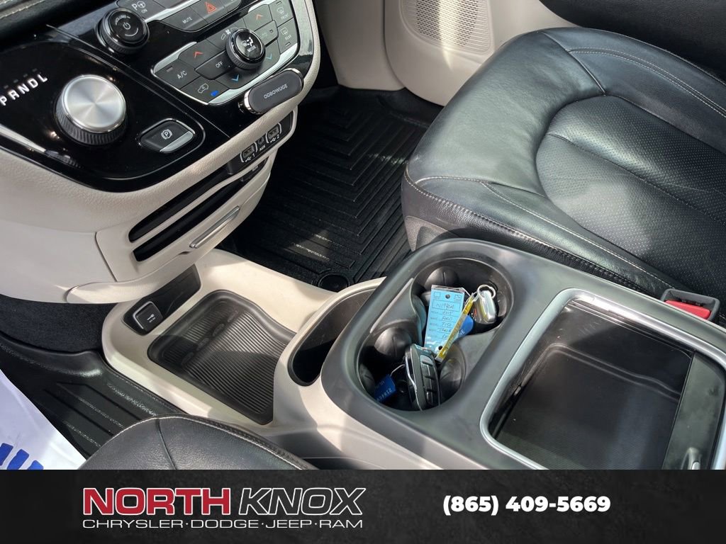 Used 2022 Chrysler Pacifica Touring-L w/ Uconnect Theater Family Group FWD image 11