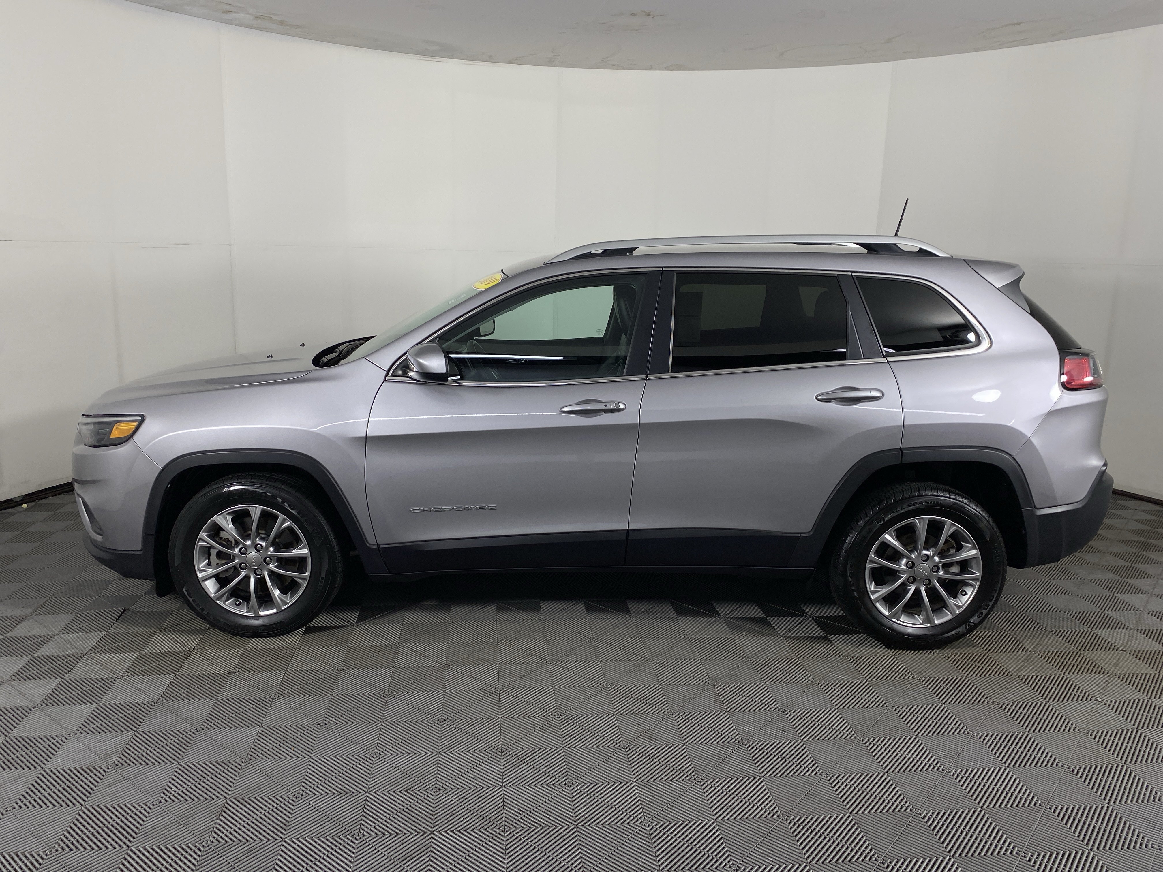 Used 2019 Jeep Cherokee Latitude Plus FWD image 9