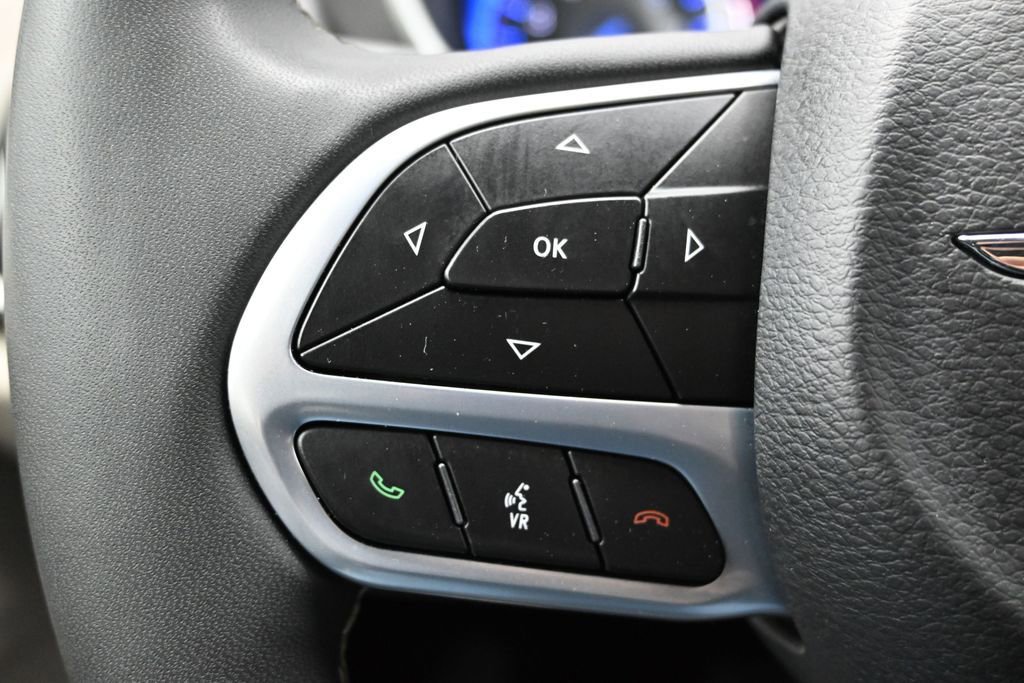 Used 2024 Chrysler Pacifica Touring-L FWD image 4