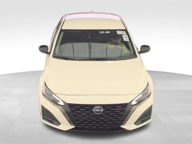 Used 2025 Nissan Altima 2.5 SR AWD/4WD image 3